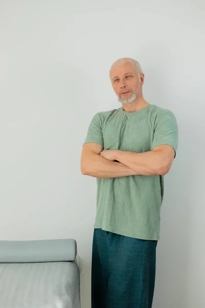 Erkek masaj terapisti, doktor, uzman, terapist.