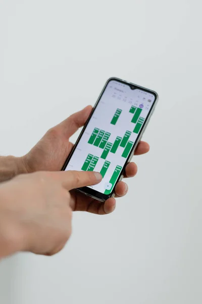 Akıllı telefon ekranına parmak tıklayın