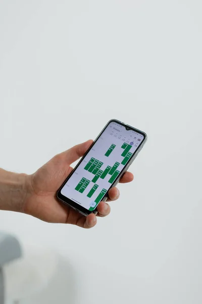 Beyaz arkaplanda el ele tutuşan akıllı telefon
