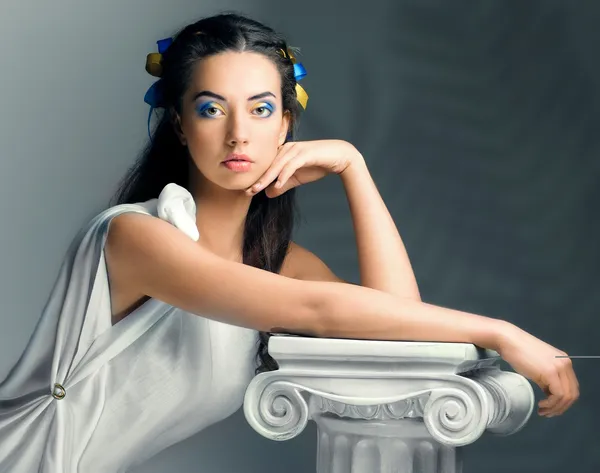 eski bir tanrıça suretinde güzel kız