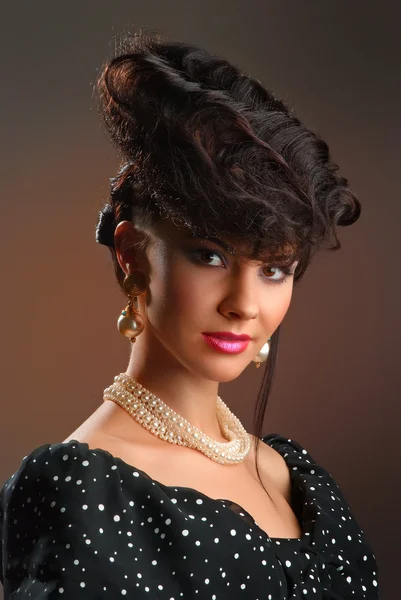 Módní fotografie atraktivní mladá žena s ulízanými vlasy — Stock fotografie