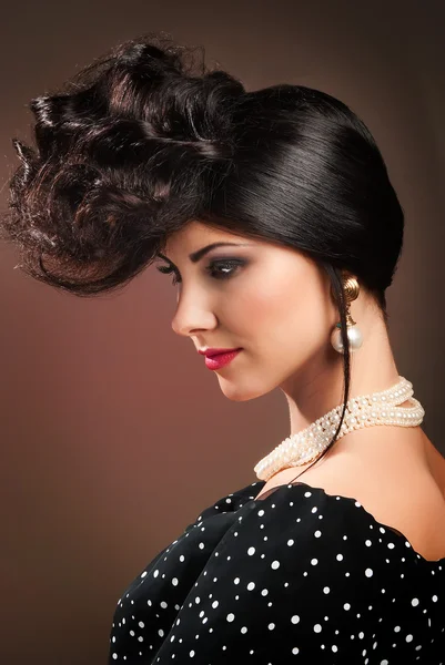Mode foto av attraktiv ung kvinna med stylade hår — Stockfoto