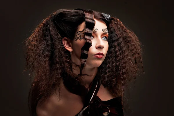Modefoto der attraktiven jungen Frau mit gestylten Haaren — Stockfoto