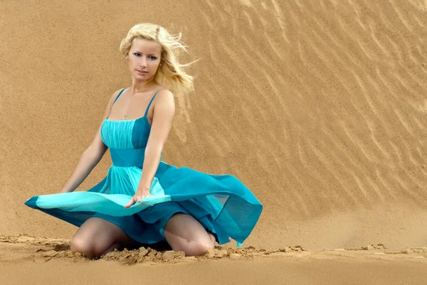 Mooie modieuze model op het strand in prachtige jurk — Stockfoto