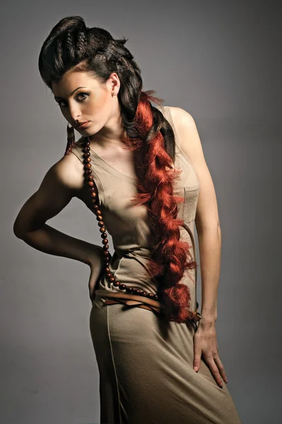 Retrato de una hermosa mujer con largos pelos rizados —  Fotos de Stock