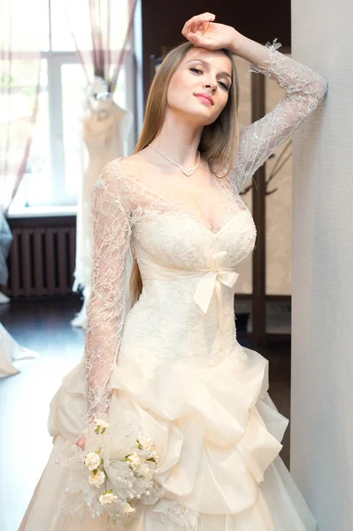 La sposa che prova vestiti nel salone nuziale — Foto Stock