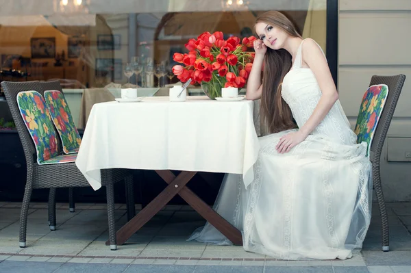 Portrait de jeune jolie femme assise au restaurant — Photo