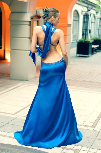 Beautiful young woman posing on the street showing dresses — Stock Photo, Image