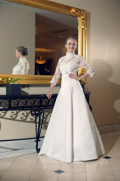 美しい内装の美しい花嫁 — ストック写真