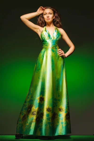 Fille dans une robe verte — Photo