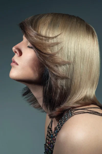 Retrato de una hermosa chica con el pelo teñido, coloración de pelo profesional — Foto de Stock