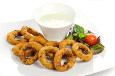 sebze ve salata ile kalamar halkaları