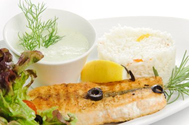 garnitür ile ızgara balık