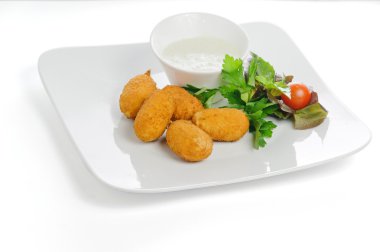 Chili peynir nuggets yeşillik ve domates ile
