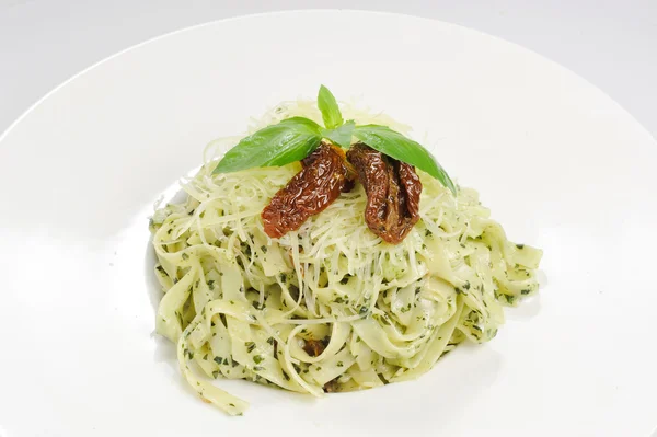 Pasta con albahaca y carne — Foto de Stock