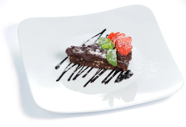 Chocolate cake with strawberries strawberries — Stock Photo, Image