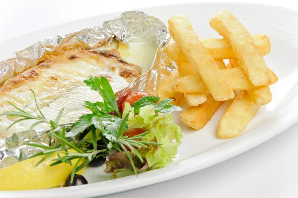 Grillezett hal sült krumplival — Stock Fotó