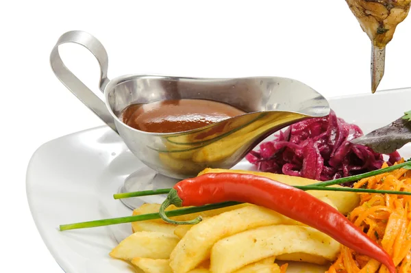 Friet met saus met Spaanse peper — Stockfoto