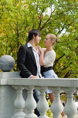 genç bir çiftin yanında antika korkuluk