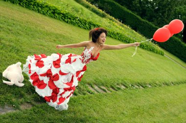 baloons çim bacground tarih ile kız moda
