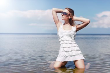 Nehir kenarındaki kız