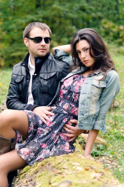 bir ağaç gövdesinde sarılma