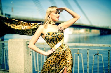 sarışın bir adam wating