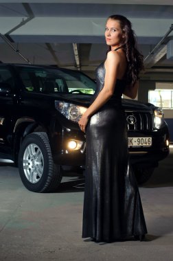 Kız arabası olan bir yeraltı otoparkı