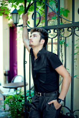 yakışıklı olan bazı vintage kafes için poz