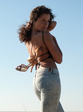 gökyüzü artalanları güzel kız güzel kıvırcık saç