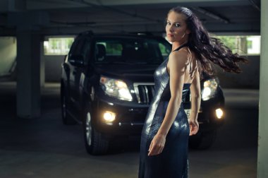 Kız arabası olan bir yeraltı otoparkı