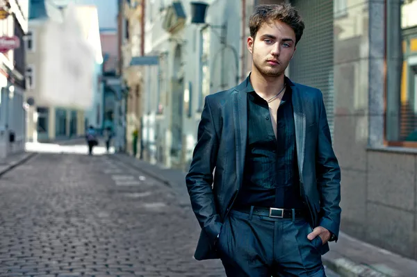 yakışıklı bir adamla sokakta