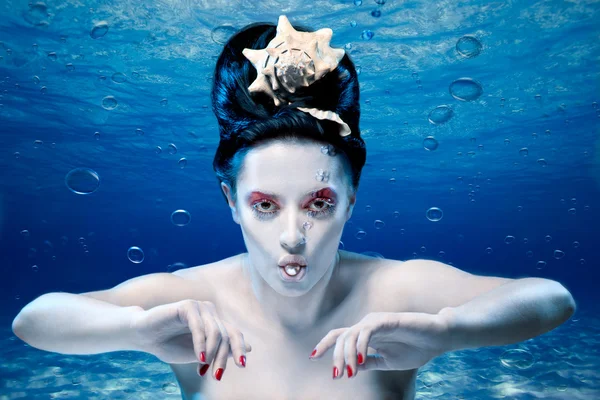 Sirène sous l'eau avec une perle — Photo