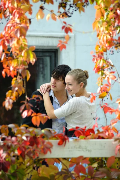A young couple embraces in the garden — Stock Photo, Image