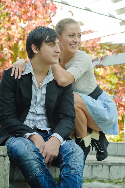 Hermosa pareja en el parque de otoño — Foto de Stock