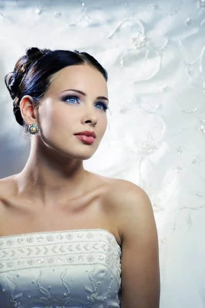 Beautiful bride in a wedding dress — Stock Photo, Image