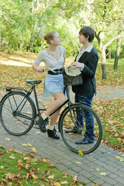 Jovem sobresselente e bicicleta — Fotografia de Stock