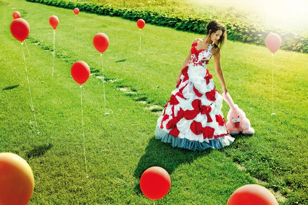 alan topları duran güzel bir genç kız