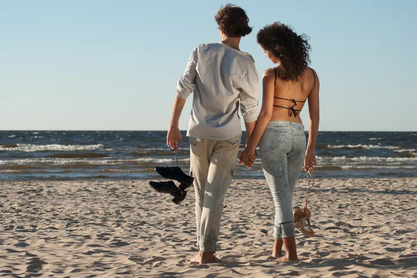 havanın tadını gün batımında, deniz genç bir çift arka planda