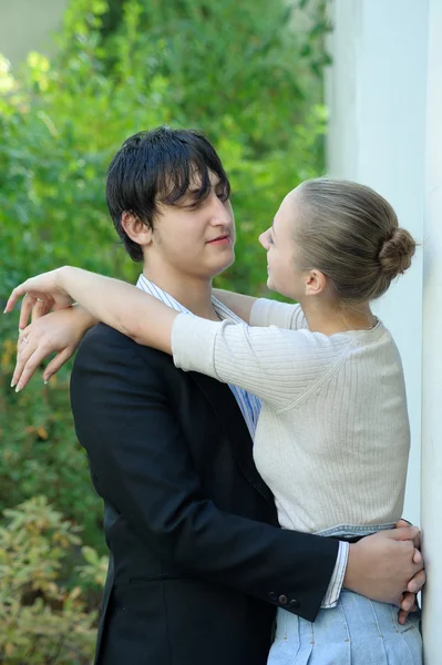 Ett ungt par embracing på kolumnen — Stockfoto