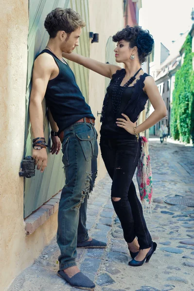 Casal em uma rua — Fotografia de Stock