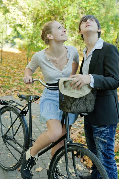 若いと自転車 — ストック写真