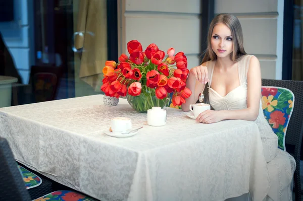 Πορτρέτο του νεαρή όμορφη γυναίκα που κάθεται στο εστιατόριο — Φωτογραφία Αρχείου