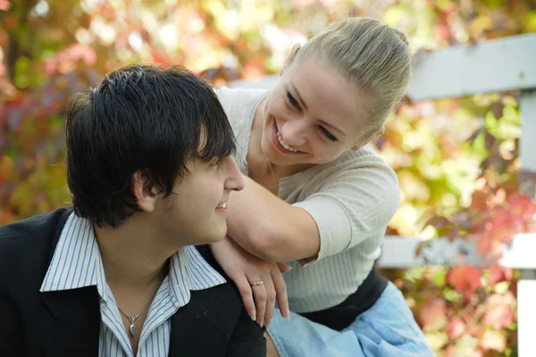 Linda pareja joven hablando en el jardín — Foto de Stock