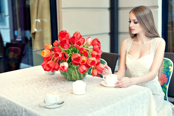 Portrait de jeune jolie femme assise au restaurant — Photo