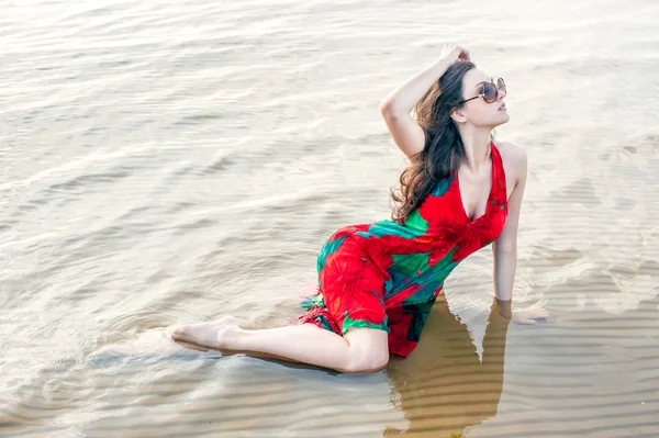 Porträtt av en vacker asiatisk i en vallmo-klänning på en bakgrund — Stockfoto