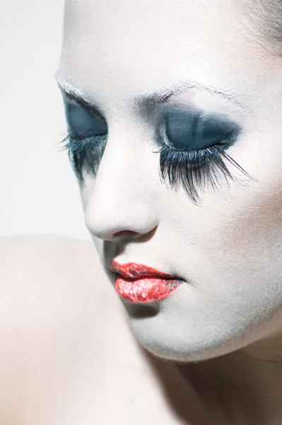 Das Mädchen mit dem ausgefallenen Make-up — Stockfoto