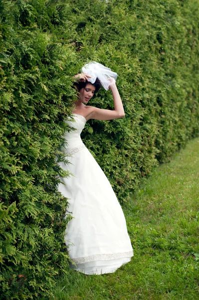 Mladá princezna chůzi v zahradě — Stock fotografie