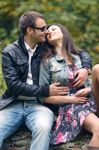 Prefecto beso en el bosque — Foto de Stock