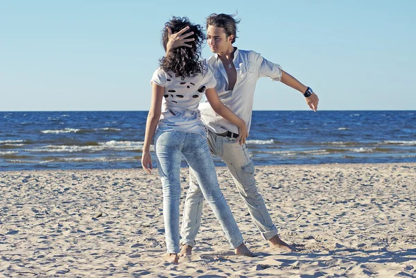 Jong koppel dansen op een achtergrond van zee — Stockfoto